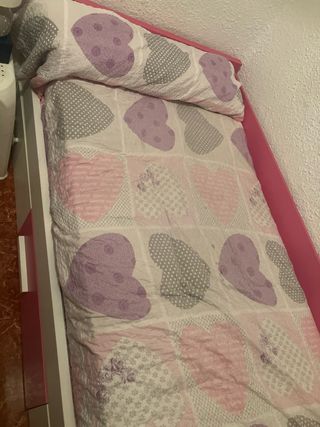 Cama  con cajones, estructura de madera, y colchón