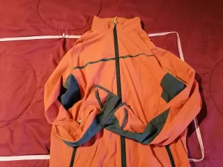 Chaqueta cortavientos naranja y gris oscuro