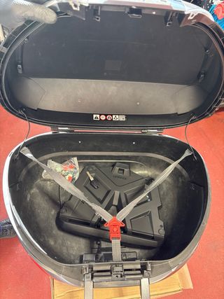 Baúl Shad SH48 con rozaduras