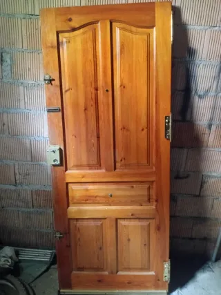 Puerta de madera maciza