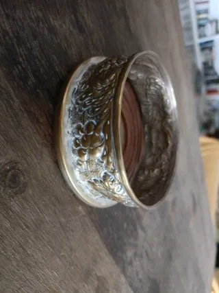 Sotabotellas antiguo con diseño floral