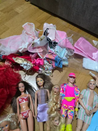 Conjunto di bambole Barbie e vestiti