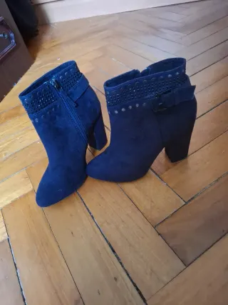 Botines de tacón azul con tachuelas