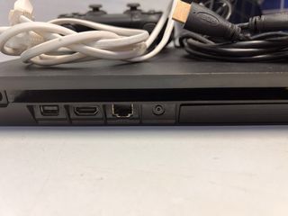 PS4 Slim 1TB con mando y cables