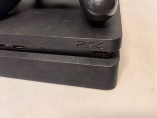 PS4 Slim 1TB con mando y cables