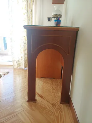 Escritorio de madera con cajones