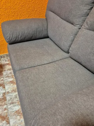 Sofá gris de tela sin usar