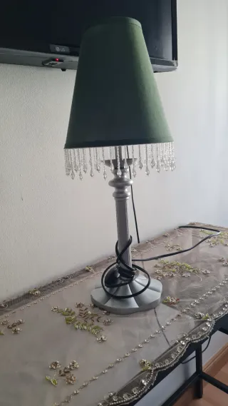 Lámpara de mesita verde y plateada