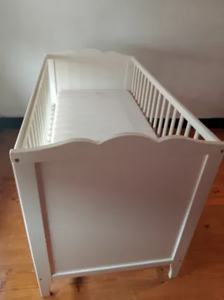Cuna blanca para bebé con colchón