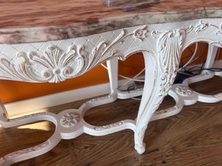 Mesa baja de mármol y madera.