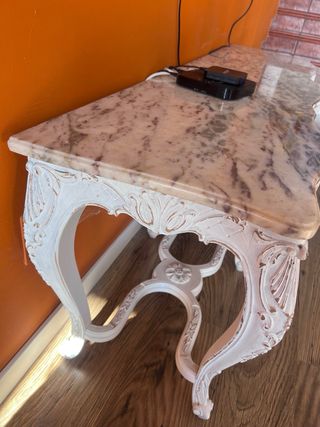 Mesa baja de mármol y madera.