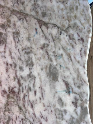 Mesa baja de mármol y madera.