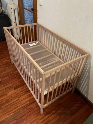 Cuna de madera con colchón