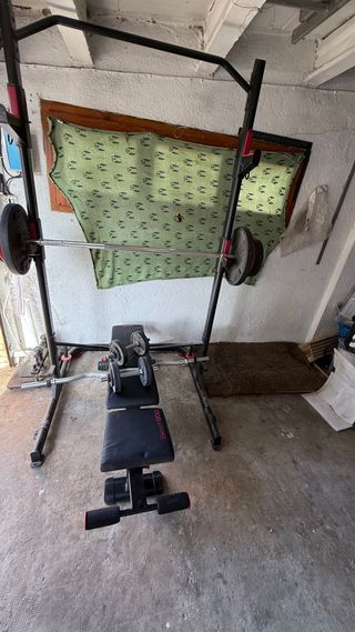 Banco de pesas y barra con discos