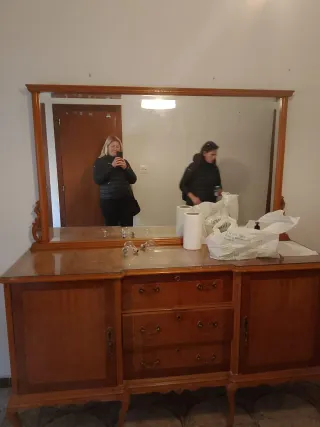 Cómoda antigua de comedor con espejo