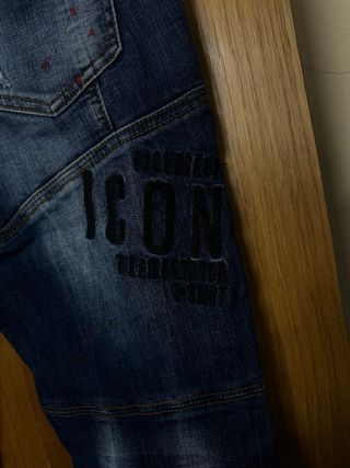 Pantalón vaquero Dsquared2 elastico y ajustado.