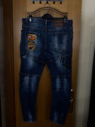 Pantalón vaquero Dsquared2 elastico y ajustado.
