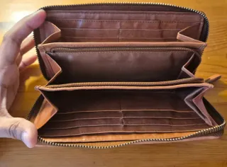 Cartera de piel tejida con monedero y tarjetero