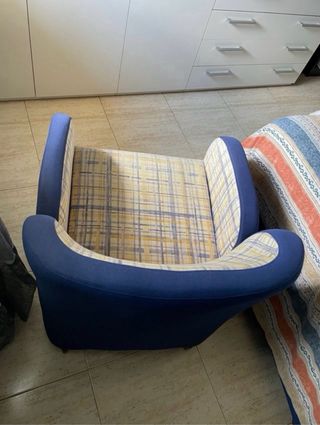 Butaca de tela azul y multicolor.