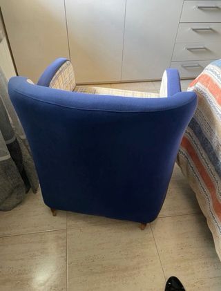 Butaca de tela azul y multicolor.