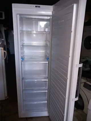 Congelador vertical casi nuevo A+++no frost