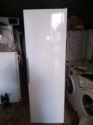 Congelador vertical casi nuevo A+++no frost