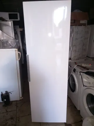 Congelador vertical casi nuevo A+++no frost