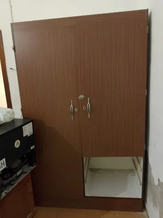 Armario de madera marrón