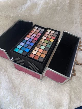 Maletín de maquillaje rosa y plateado