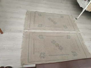 Due tappeti beige e blu con frange