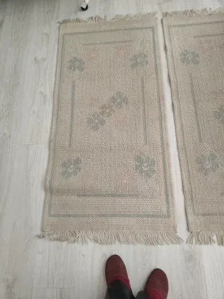 Due tappeti beige e blu con frange