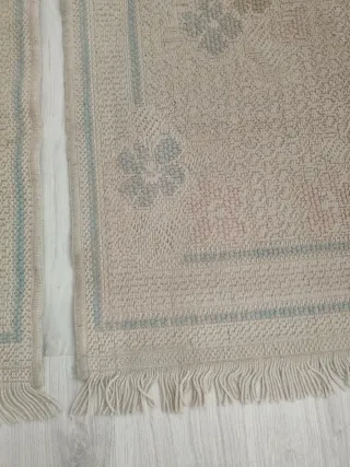 Due tappeti beige e blu con frange