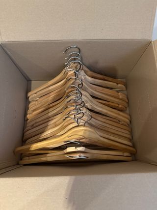 Perchas de madera con gancho de metal