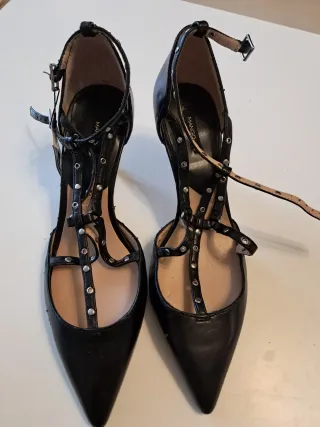 Zapatos tacón medio con tachuelas
