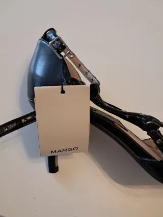 Zapatos tacón medio con tachuelas