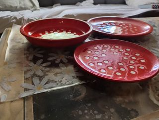 Juego Platos Rojos con Puntos Blancos