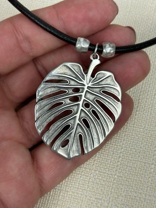 Collar cuero y baño plata hoja