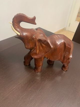 Elefante de madera con trompa hacia arriba