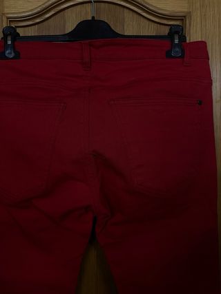 Pantalón vaquero rojo