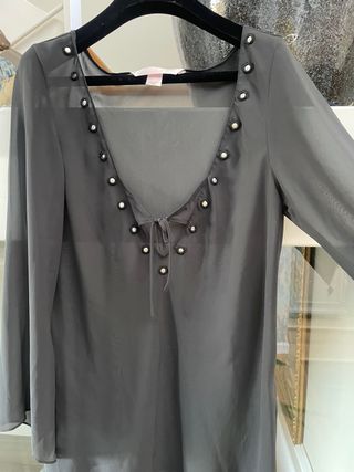 Blusa negra con cordones y ojales. negro intenso