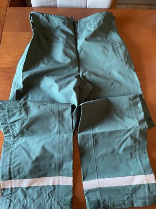 Pantalón impermeable verde nuevo sin estrenar