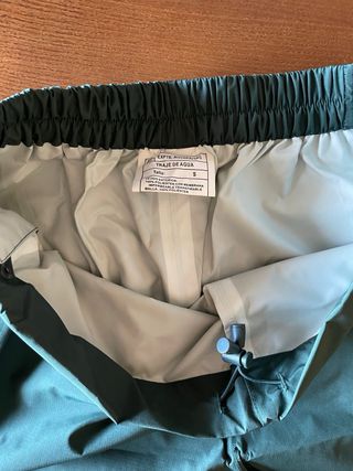 Pantalón impermeable verde nuevo sin estrenar