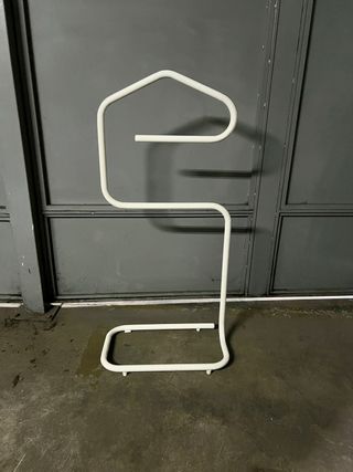 Perchero de pie blanco