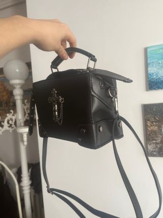 Bolso negro gótico de mano convertible a bandolera