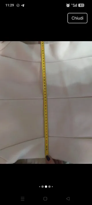 Cappotto bianco con bottoni neri