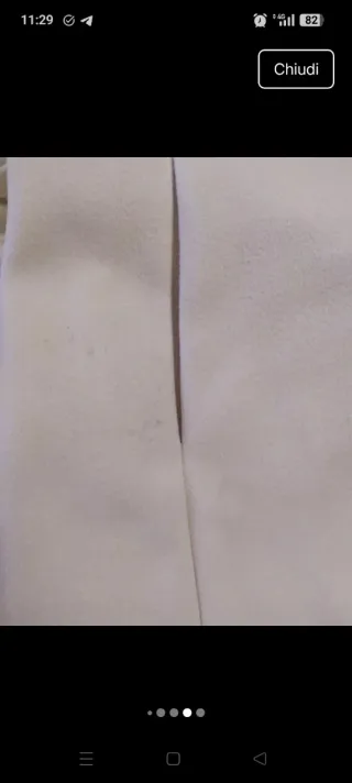 Cappotto bianco con bottoni neri