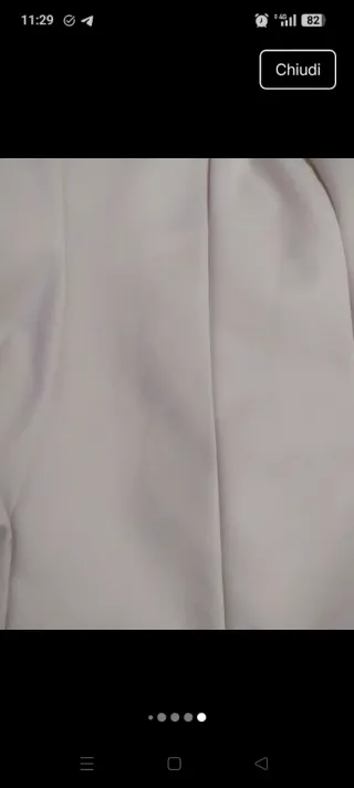 Cappotto bianco con bottoni neri