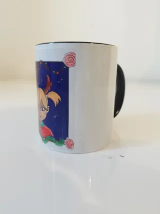Tazza disegnata a mano con decori natalizi