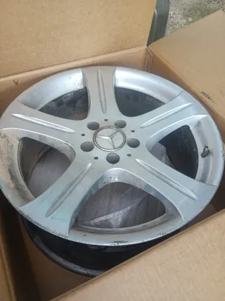 Llantas Mercedes plateadas