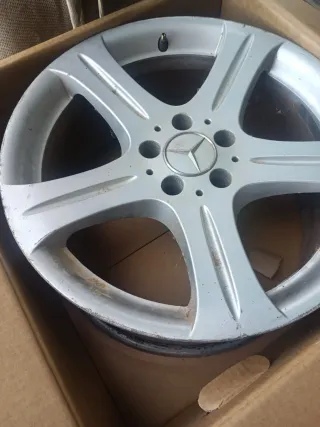 Llantas Mercedes plateadas